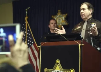 ഡെട്രോയിറ്റിൽ ഞെട്ടിക്കുന്ന കണ്ടെത്തൽ: അമ്മ ഉപേക്ഷിച്ച മൂന്ന് കുട്ടികൾ വർഷങ്ങളായി ഒറ്റയ്ക്ക് ജീവിച്ചു 8 ഡെട്രോയിറ്റിൽ ഞെട്ടിക്കുന്ന കണ്ടെത്തൽ: അമ്മ ഉപേക്ഷിച്ച മൂന്ന് കുട്ടികൾ വർഷങ്ങളായി ഒറ്റയ്ക്ക് ജീവിച്ചു