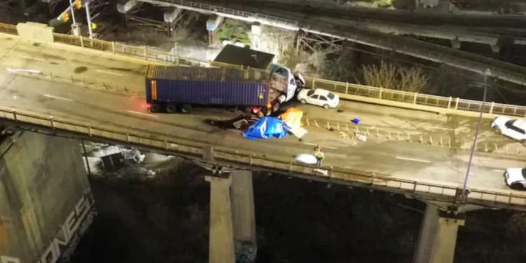 പത്തുല്ല പാലത്തിലെ മാരകമായ അപകടം; മൂന്ന് യുവാക്കൾ മരിച്ചു 1 പത്തുല്ല പാലത്തിലെ മാരകമായ അപകടം; മൂന്ന് യുവാക്കൾ മരിച്ചു