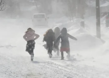 ശക്തമായ കാറ്റും മഞ്ഞുവീഴ്ചയും