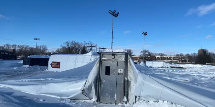 കടുത്ത മഞ്ഞ്: മോൺട്രിയലിലെ കോൺകോർഡിയ സർവകലാശാലയുടെ സ്പോർട്സ് ഡോം തകർന്നു! 1 കടുത്ത മഞ്ഞ്: മോൺട്രിയലിലെ കോൺകോർഡിയ സർവകലാശാലയുടെ സ്പോർട്സ് ഡോം തകർന്നു!