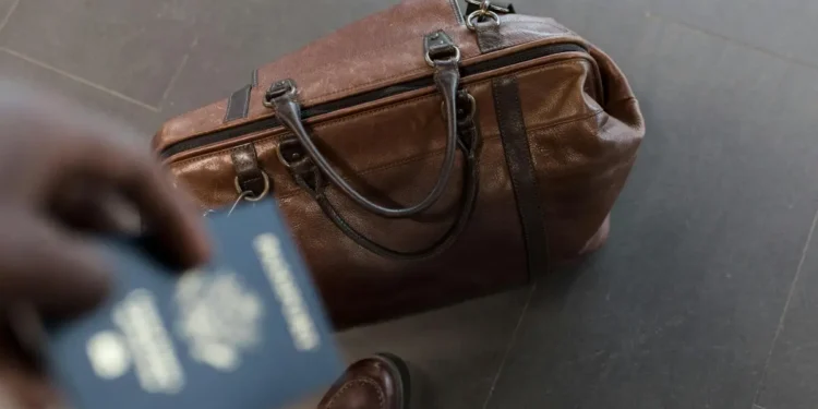 എയർ കാനഡയുടെ അനാസ്ഥ: യാത്രക്കാരന്റെ ലഗേജ് തകർന്നു! 1 എയർ കാനഡയുടെ അനാസ്ഥ: യാത്രക്കാരന്റെ ലഗേജ് തകർന്നു!