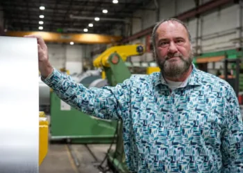 അമേരിക്കൻ നികുതി ഭീഷണി: കാനഡയിലെ ബിസിനസുകൾ അതിജീവനത്തിനായി പുതിയ മാർഗങ്ങൾ തേടുന്നു 3 അമേരിക്കൻ നികുതി ഭീഷണി: കാനഡയിലെ ബിസിനസുകൾ അതിജീവനത്തിനായി പുതിയ മാർഗങ്ങൾ തേടുന്നു