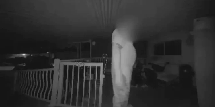 സറിയിൽ വീടുകൾ കുത്തിത്തുറന്ന് അക്രമം 1 സറിയിൽ വീടുകൾ കുത്തിത്തുറന്ന് അക്രമം