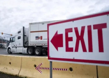 യുഎസ് താരിഫുകൾക്കെതിരെ ബിസി തിരിച്ചടിക്കുന്നു: അമേരിക്കൻ ട്രക്കുകൾക്ക് ടോൾ ഏർപ്പെടുത്തും