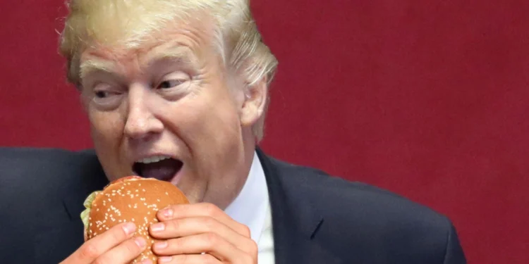 ഡൊണാൾഡ് ട്രംപിന്റെ പ്രിയപ്പെട്ട ഭക്ഷണങ്ങൾ: ഫാസ്റ്റ് ഫുഡ് മുതൽ സ്റ്റേക്ക്സ് വരെ! 1 ഡൊണാൾഡ് ട്രംപിന്റെ പ്രിയപ്പെട്ട ഭക്ഷണങ്ങൾ: ഫാസ്റ്റ് ഫുഡ് മുതൽ സ്റ്റേക്ക്സ് വരെ!