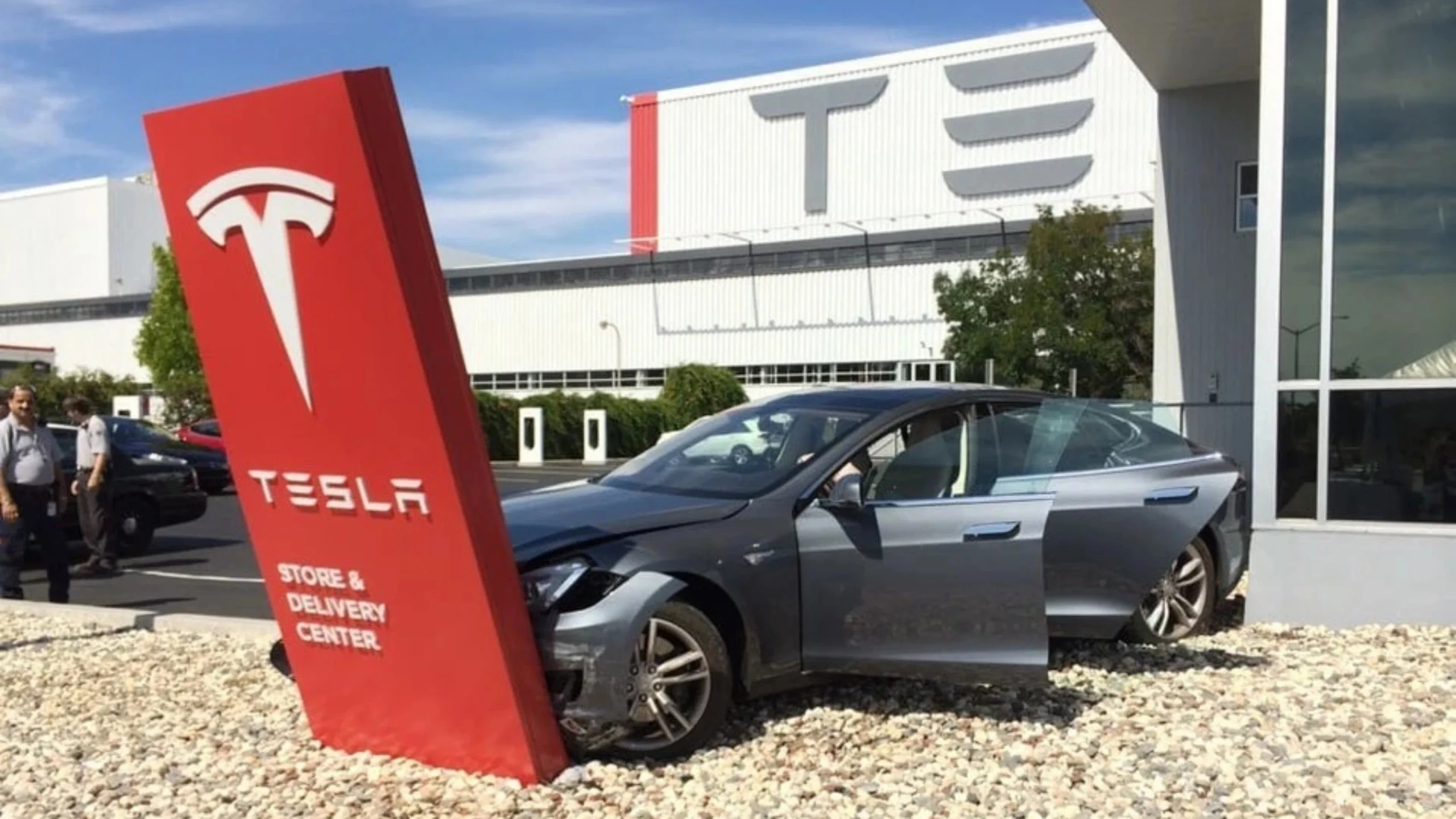 സൈബർ ട്രക്ക് മുതൽ സൈബർ ആക്രമണം വരെ: ടെസ്‌ലയുടെ ഇരട്ട പ്രതിസന്ധി