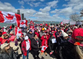അതിർത്തികൾ ഭേദിച്ച്‌ ഒരു ജനത; ട്രംപിന്റെ വിഭജന നയങ്ങൾക്കെതിരെ അതിർത്തിയിൽ കനഡ-യുഎസ് പ്രതിഷേധം