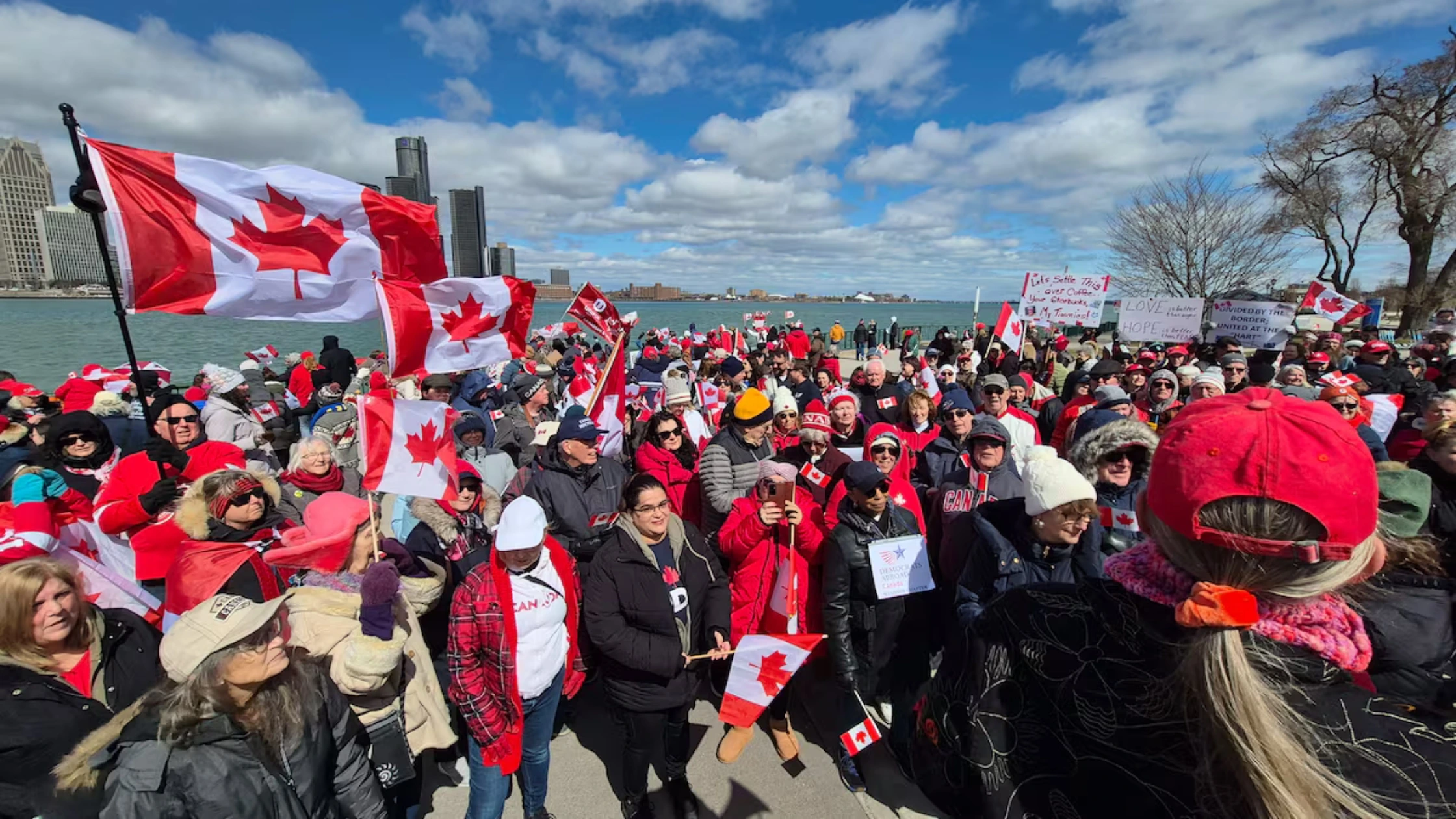 അതിർത്തികൾ ഭേദിച്ച്‌ ഒരു ജനത; ട്രംപിന്റെ വിഭജന നയങ്ങൾക്കെതിരെ അതിർത്തിയിൽ കനഡ-യുഎസ് പ്രതിഷേധം