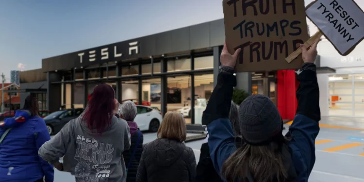 ടെസ്‌ലക്കെതിരെ പ്രതിഷേധം അഞ്ചാം ആഴ്ചയിലേക്ക്; മസ്‌കിന്റെ DOGE പങ്കാളിത്തം വിവാദത്തിൽ