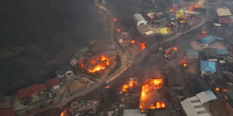 കൊറിയൻ താഴ്വരകളെ വിഴുങ്ങുന്ന കാട്ടുതീ 1 കൊറിയൻ താഴ്വരകളെ വിഴുങ്ങുന്ന കാട്ടുതീ