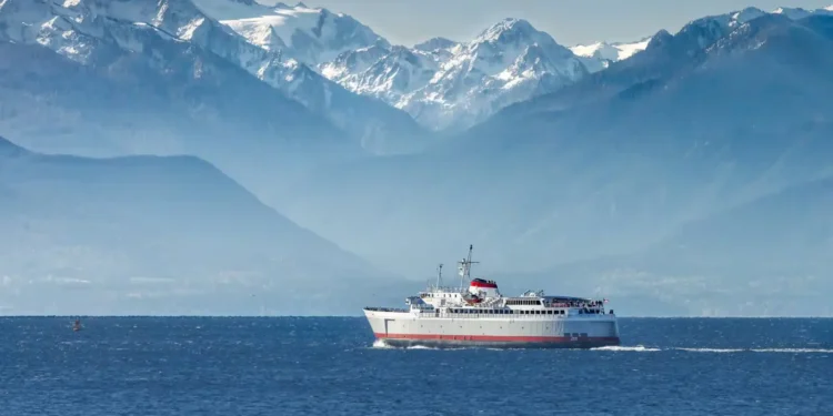 യുഎസ് ഫെറി കമ്പനി കാനഡയുടെ പതാക തിരിച്ചിട്ടതിന് മാപ്പ് പറഞ്ഞു