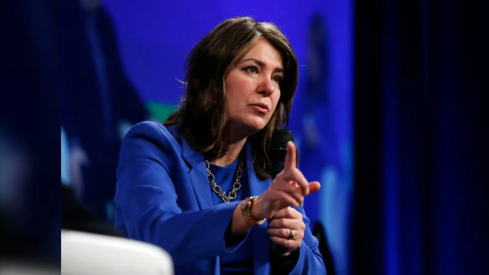 അമേരിക്കയിൽ നിന്നും തിരഞ്ഞെടുപ്പ് ഇടപെടൽ അഭ്യർത്ഥിച്ച് ആൽബേർട്ട പ്രീമിയർ, വിമർശനങ്ങൾ ഉയരുന്നു