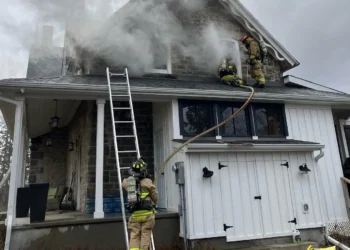 വെല്ലുവിളിയെ തരണം ചെയ്ത് അഗ്നിരക്ഷാ സേന! സ്റ്റിറ്റ്സ്വിലിലെ വീട്ടിൽ വൻ തീപിടുത്തം