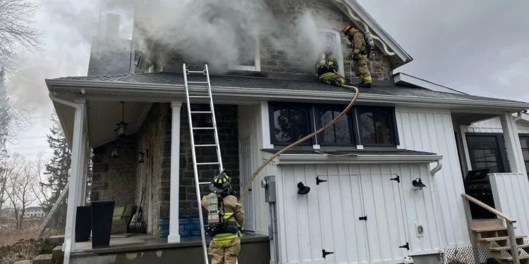 വെല്ലുവിളിയെ തരണം ചെയ്ത് അഗ്നിരക്ഷാ സേന! സ്റ്റിറ്റ്സ്വിലിലെ വീട്ടിൽ വൻ തീപിടുത്തം