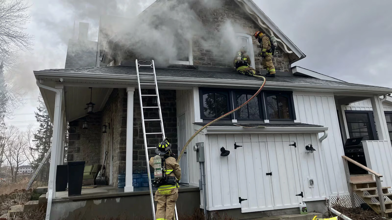 വെല്ലുവിളിയെ തരണം ചെയ്ത് അഗ്നിരക്ഷാ സേന! സ്റ്റിറ്റ്സ്വിലിലെ വീട്ടിൽ വൻ തീപിടുത്തം