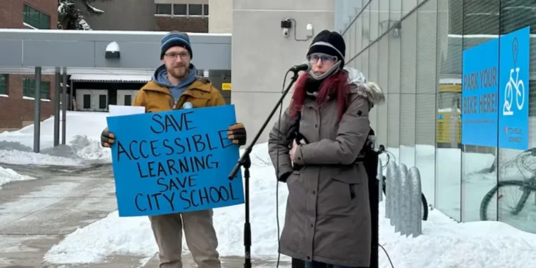 ഹാമിൽട്ടണിൽ 'City School' അടച്ചുപൂട്ടലിനെതിരെ പ്രതിഷേധം 1 ഹാമിൽട്ടണിൽ ‘City School’ അടച്ചുപൂട്ടലിനെതിരെ പ്രതിഷേധം