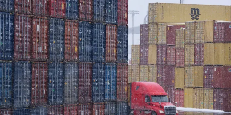 ട്രംപിന്റെ കസ്റ്റംസ് നയങ്ങൾ: വൻ പ്രതിസന്ധിയുമായി കാനഡയുടെ സമ്പത്‌വ്യവസ്ഥ!