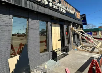 ട്രക്ക് നടപ്പാതയിലേക്ക് കയറി യുവതി മരിച്ചു; 28-ക്കാരി തോക്കുമായി പിടിയിൽ! 3 ട്രക്ക് നടപ്പാതയിലേക്ക് കയറി യുവതി മരിച്ചു; 28-ക്കാരി തോക്കുമായി പിടിയിൽ!