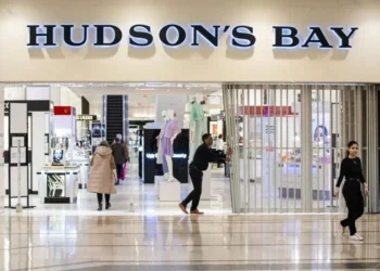 മാനേജർമാർക് കോടികൾ, തൊഴിലാളികൾ വഴിയാധാരം ; ഹഡ്സൺസ് ബേയുടെ വിവാദ നീക്കം