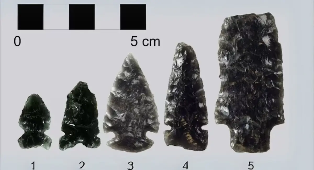 ആൽബർട്ടയിൽ ഒബ്സിടിയൻ ശില്പങ്ങൾ 