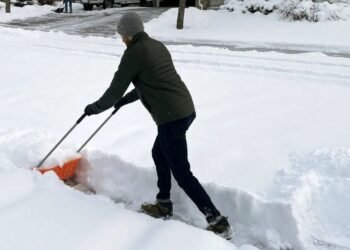 ഒട്ടാവയിൽ കനത്ത മഞ്ഞുവീഴ്ചയും മരവിപ്പിക്കുന്ന മഴയും