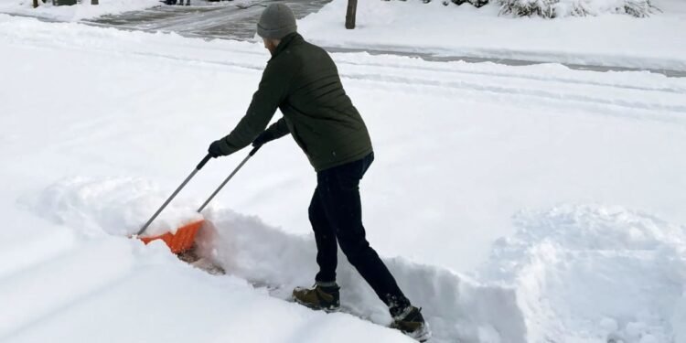 ഒട്ടാവയിൽ കനത്ത മഞ്ഞുവീഴ്ചയും മരവിപ്പിക്കുന്ന മഴയും