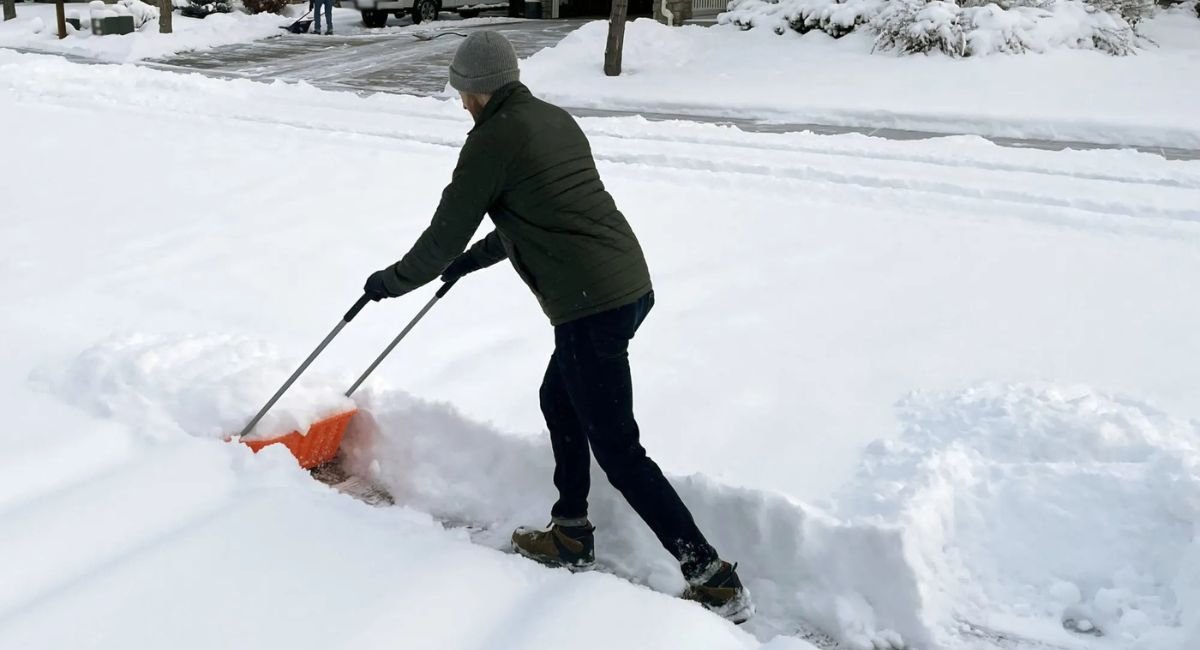ഒട്ടാവയിൽ കനത്ത മഞ്ഞുവീഴ്ചയും മരവിപ്പിക്കുന്ന മഴയും
