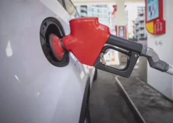 ഇന്ധന വില കുറയും! B.C. കാർബൺ നികുതി പൂർണ്ണമായും നിർത്തലാക്കുന്നു