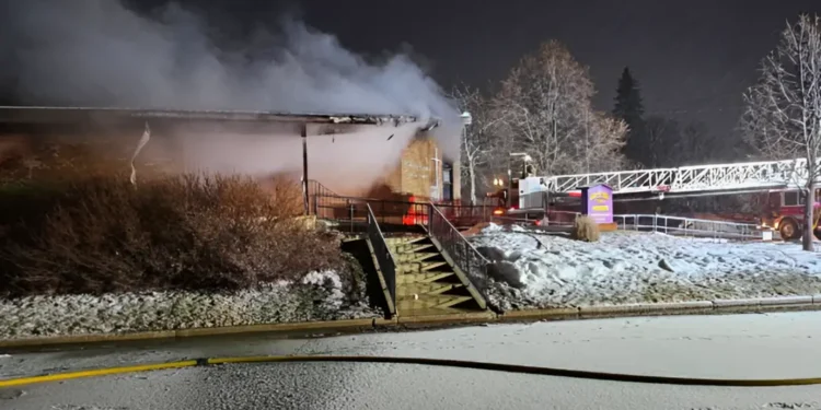 മാനിറ്റോബയിൽ തീപിടുത്തം; ഗ്രേയ്സ്-സെന്റ് ജോൺസ് പള്ളി അഗ്നിക്കിരയായി 1 മാനിറ്റോബയിൽ തീപിടുത്തം; ഗ്രേയ്സ്-സെന്റ് ജോൺസ് പള്ളി അഗ്നിക്കിരയായി