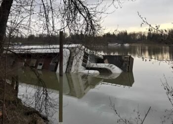 McBarge ഫ്രേസർ നദിയിൽ താഴ്ന്നുപോയ നിലയിൽ കണ്ടെത്തി