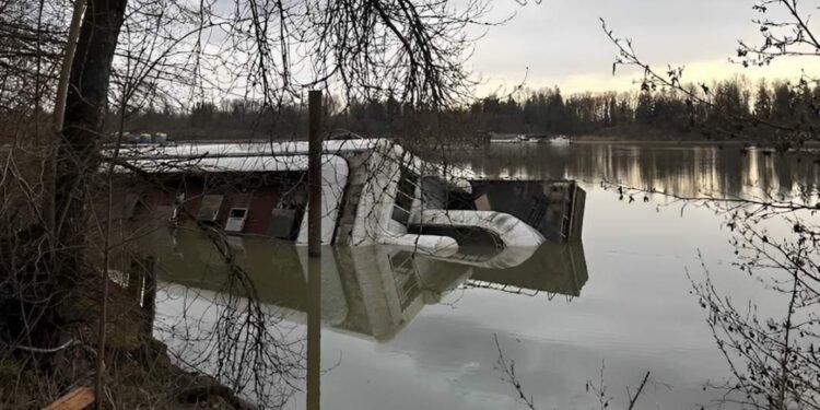 McBarge ഫ്രേസർ നദിയിൽ താഴ്ന്നുപോയ നിലയിൽ കണ്ടെത്തി