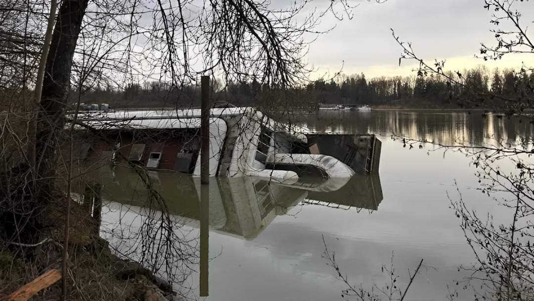 McBarge ഫ്രേസർ നദിയിൽ താഴ്ന്നുപോയ നിലയിൽ കണ്ടെത്തി