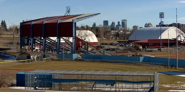 കാൽഗറിയിലെ ഫൂട്ട്ഹിൽസ് സ്റ്റേഡിയം പൊളിച്ചുമാറ്റുന്നു 1 കാൽഗറിയിലെ ഫൂട്ട്ഹിൽസ് സ്റ്റേഡിയം പൊളിച്ചുമാറ്റുന്നു