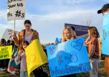 സ്കൂൾ മാറ്റങ്ങളെച്ചൊല്ലി പൊട്ടിത്തെറിച്ച പ്രതിഷേധം: ‘ഹോട്ട് സ്പോട്ടുകൾ’ പുനഃപരിശോധിക്കുന്നു