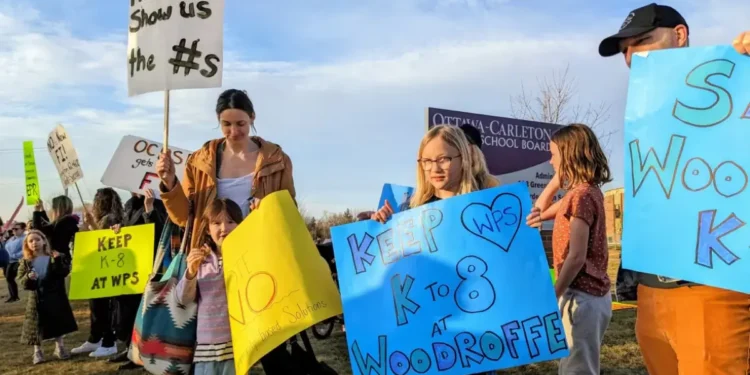 സ്കൂൾ മാറ്റങ്ങളെച്ചൊല്ലി പൊട്ടിത്തെറിച്ച പ്രതിഷേധം: ‘ഹോട്ട് സ്പോട്ടുകൾ’ പുനഃപരിശോധിക്കുന്നു