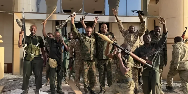 പാലസ് കീഴടക്കി സൈന്യം;