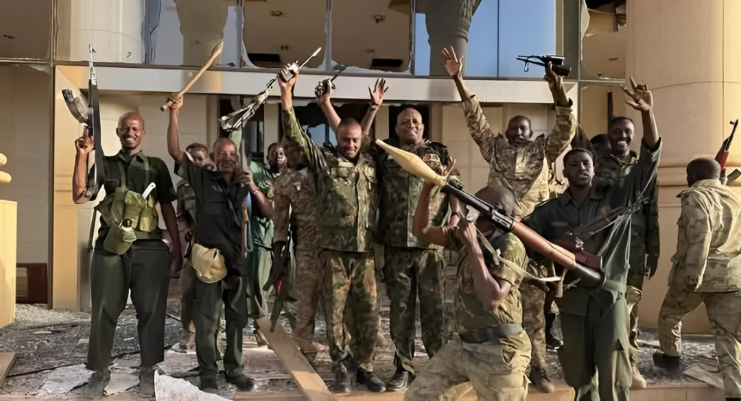 പാലസ് കീഴടക്കി സൈന്യം;