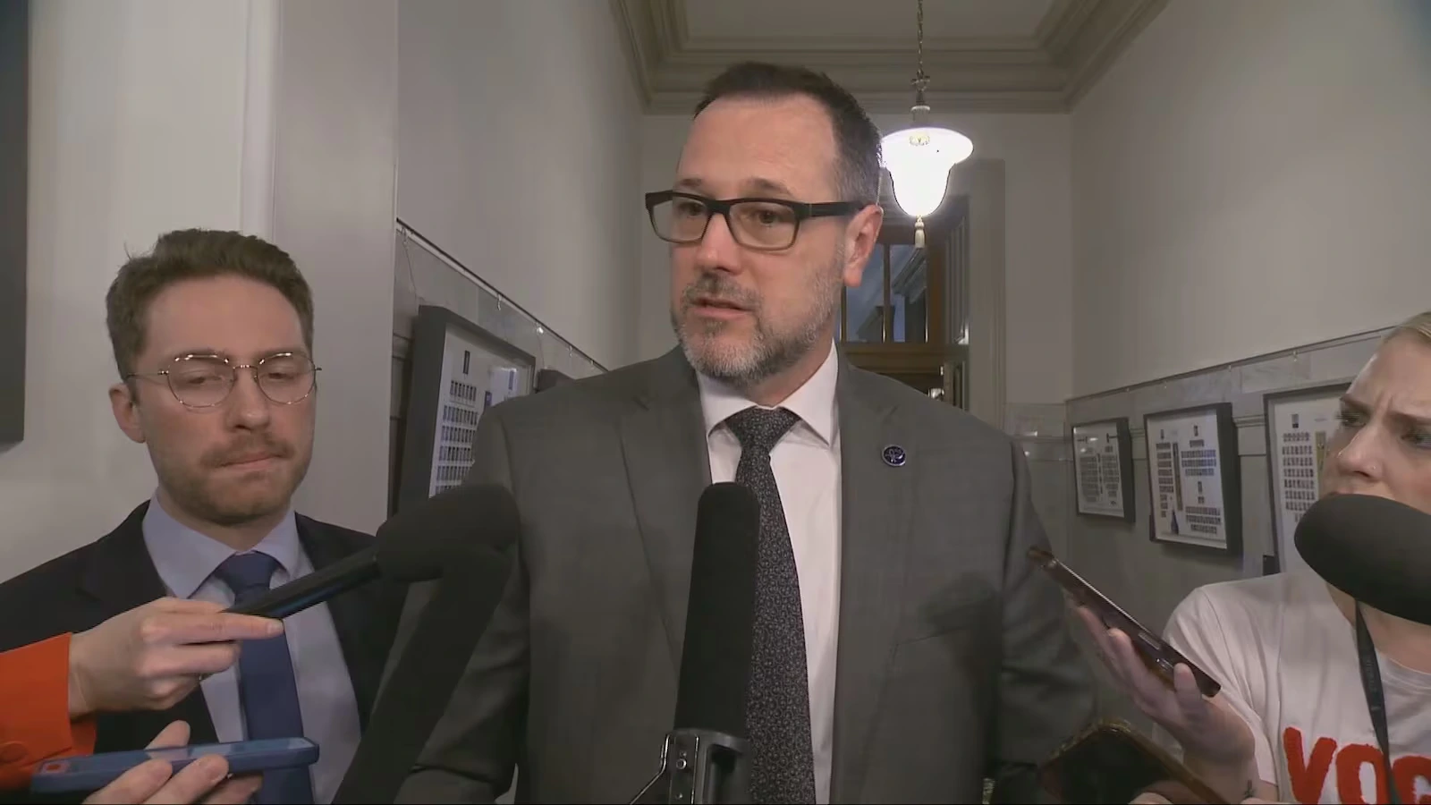 “ലോകത്തിന്റെ മുഴുവൻ ദുരിതം ഏറ്റെടുക്കാനാവില്ല”: ക്യൂബെക് മന്ത്രിയുടെ പരാമർശം വിവാദത്തിൽ!