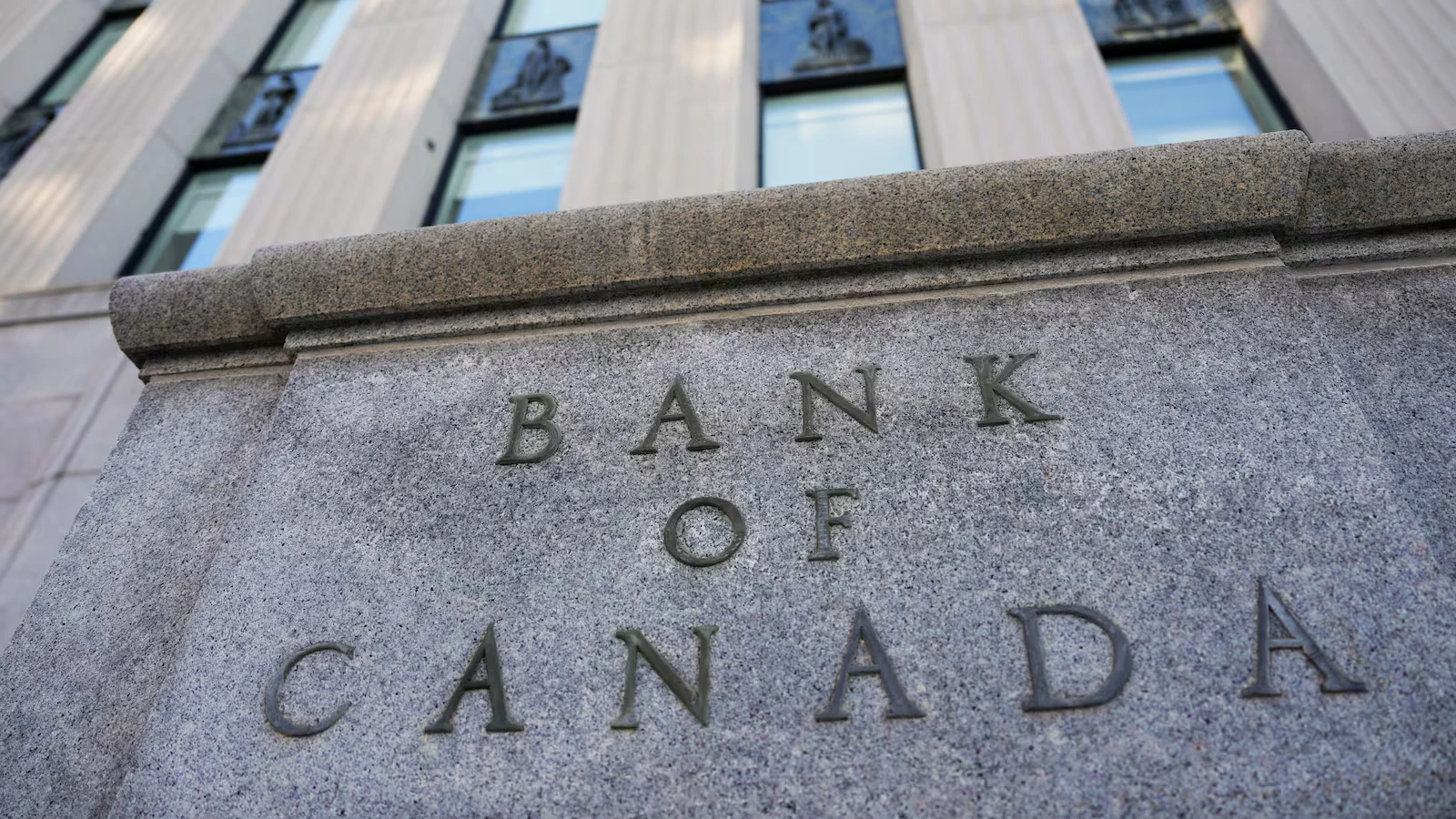 പണപ്പെരുപ്പം ഉയരുന്നു, പലിശ നിരക്ക് കുറയ്ക്കൽ നിർത്തുന്നു!