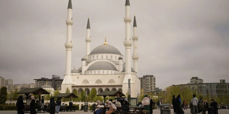 ഇസ്താംബുൾ ഭൂചലനം: 6.2 തീവ്രത, 150ൽ അധികം പേർക്ക് പരിക്ക് 1 ഇസ്താംബുൾ ഭൂചലനം: 6.2 തീവ്രത, 150ൽ അധികം പേർക്ക് പരിക്ക്