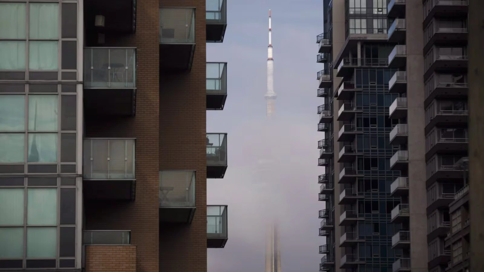 ഇടിഞ്ഞുകൊണ്ടിരിക്കുന്ന ടൊറന്റോ കോണ്ടോകൾ: എപ്പോൾ കരകയറും?