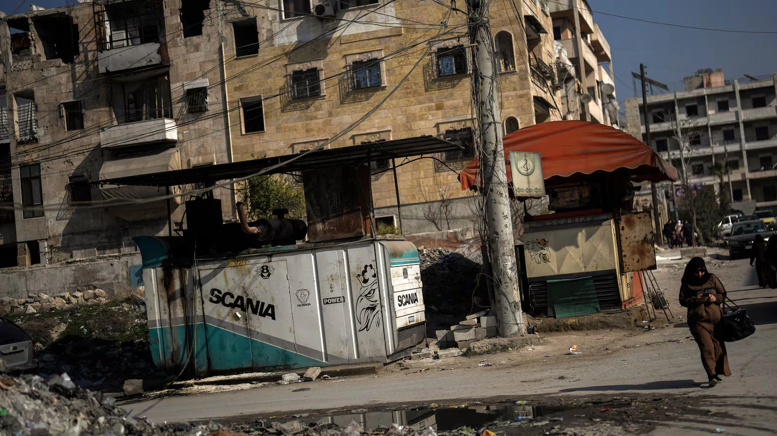 അലെപ്പോയിൽ നിന്ന് കുർദിഷ് പോരാളികൾ പിൻവാങ്ങുന്നു