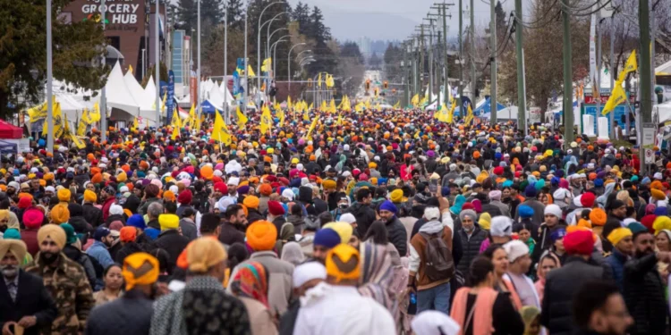 ലോകറെക്കോർഡ് വീണ്ടും; ലോകത്തിലെ ഏറ്റവും വലിയ വൈശാഖി ആഘോഷമായി സറി പരേഡ് 1 ലോകറെക്കോർഡ് വീണ്ടും; ലോകത്തിലെ ഏറ്റവും വലിയ വൈശാഖി ആഘോഷമായി സറി പരേഡ്
