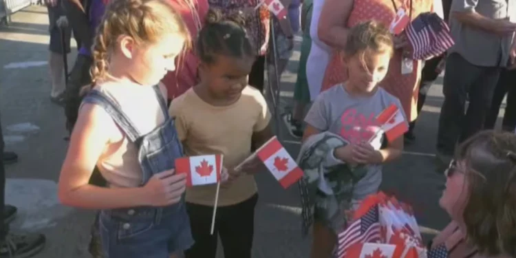 'വീ ഹഗ് ഇറ്റ് ഔട്ട്'; വ്യാപാര യുദ്ധത്തിലും തോൽക്കാത്ത സൗഹൃദം 1 ‘വീ ഹഗ് ഇറ്റ് ഔട്ട്’; വ്യാപാര യുദ്ധത്തിലും തോൽക്കാത്ത സൗഹൃദം