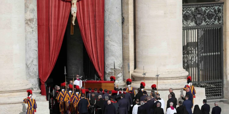 ഫ്രാൻസിസ് മാർപാപ്പയുടെ പൊതുദർശനത്തിന് ഒരുങ്ങി സെന്റ് പീറ്റേഴ്‌സ് ബസിലിക്ക
