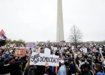 ട്രംപ്-മസ്ക് ഭരണത്തിനെതിരെ അമേരിക്കയെ പിടിച്ചുകുലുക്കിയ ‘ഹാൻഡ്സ് ഓഫ്’ പ്രതിഷേധം