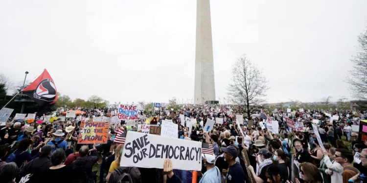 ട്രംപ്-മസ്ക് ഭരണത്തിനെതിരെ അമേരിക്കയെ പിടിച്ചുകുലുക്കിയ ‘ഹാൻഡ്സ് ഓഫ്’ പ്രതിഷേധം