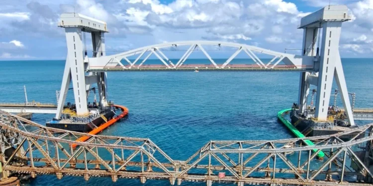 കടലിന് മുകളിൽ ഉയരുന്ന അത്ഭുതം: പുതിയ പാമ്പൻ പാലം!