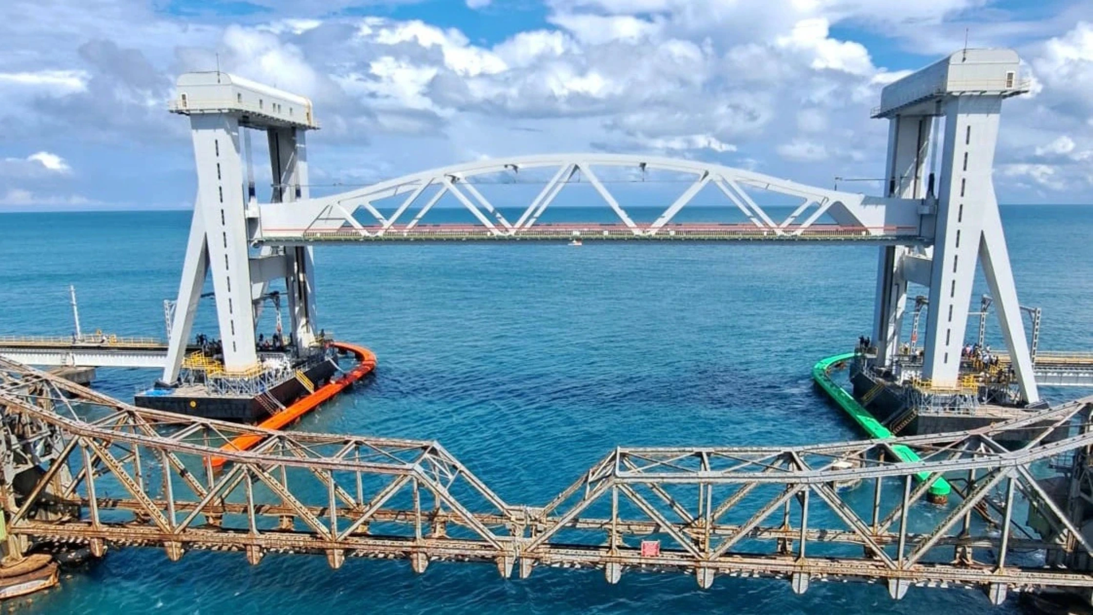 കടലിന് മുകളിൽ ഉയരുന്ന അത്ഭുതം: പുതിയ പാമ്പൻ പാലം!