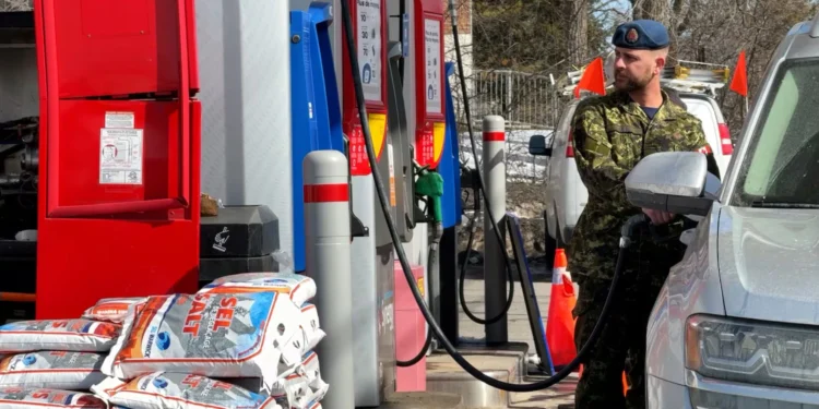 ഇന്ധന വില ലാഭിക്കാൻ ക്യൂബെക്ക് ഡ്രൈവർമാർ ഒട്ടാവയിലേക്ക്